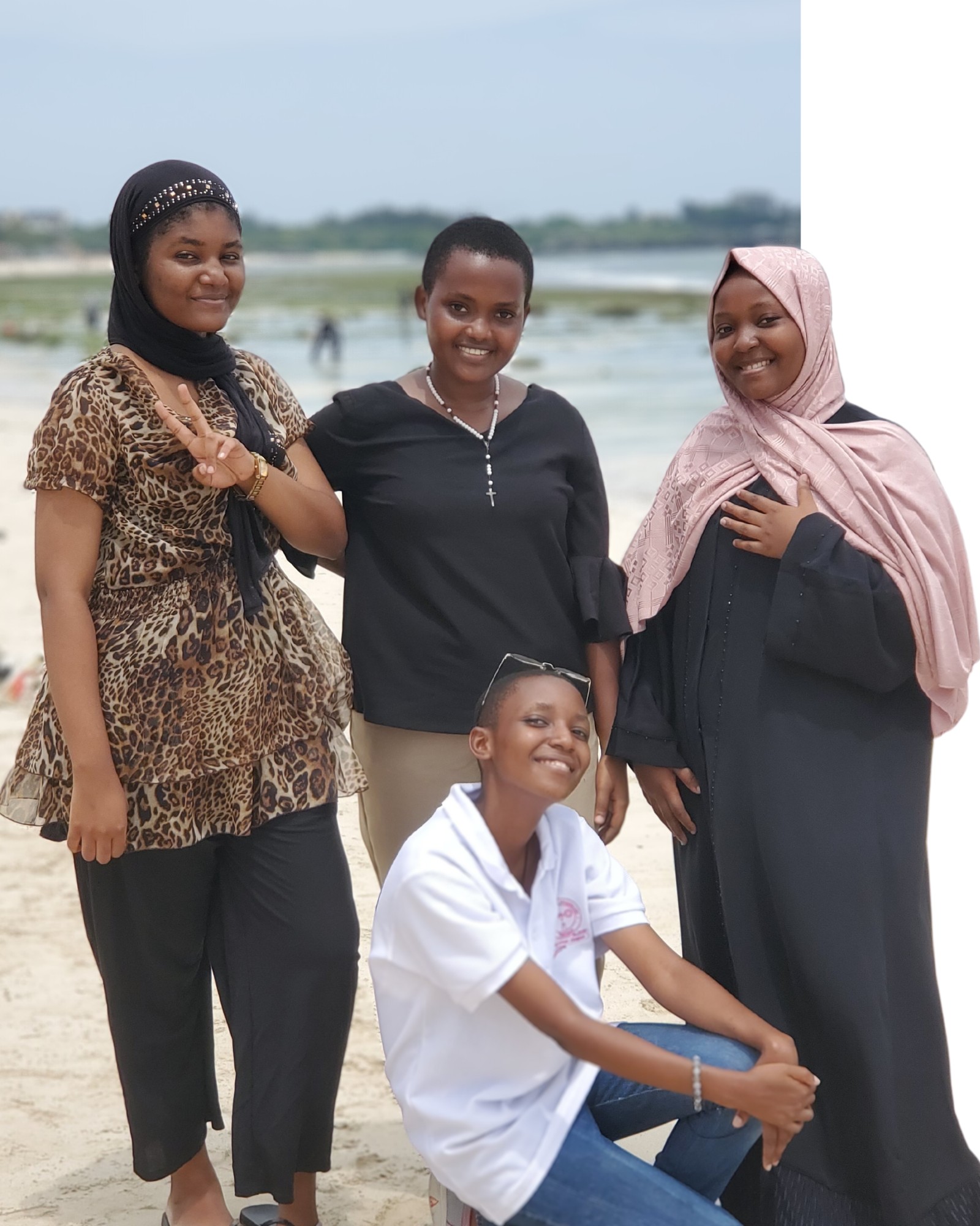 Image de groupe Bleu Brillant de 4 filles sur une plage