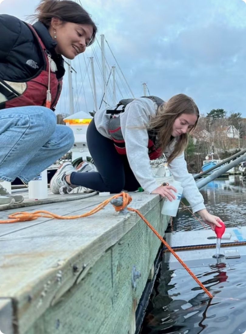 Image de deux jeunes filles testant leur prototype Bleu Brillant