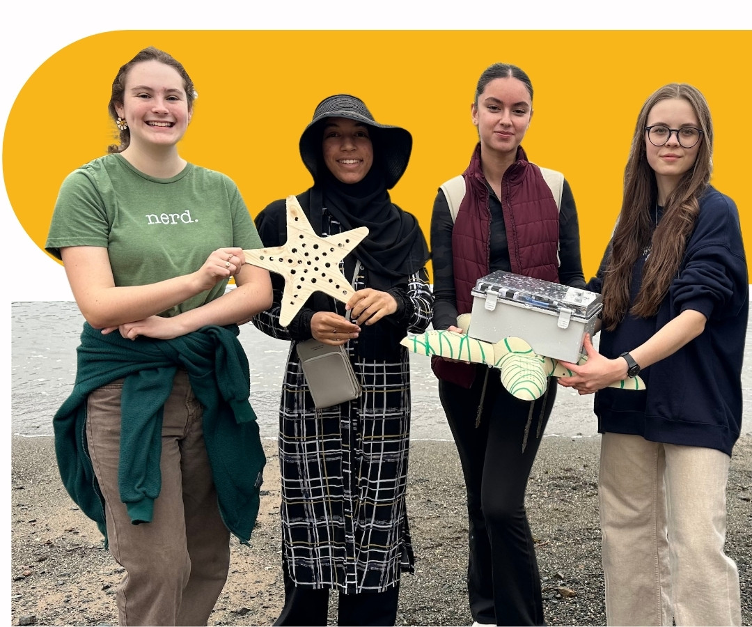 Photo d'étudiants montrant leur prototype Bleu Brillant